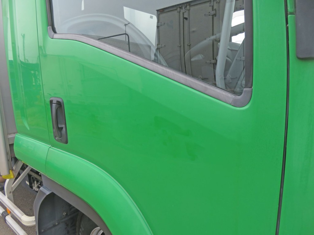 ドアに看板はがし跡・ガラス廻りの樹脂に色あせがあります。|いすゞ フォワード 2RG-FRR90S2(2WD)の写真26