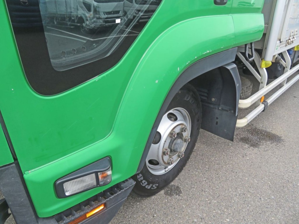 ドアに看板はがし跡・色あせ・キズがあります。|いすゞ フォワード 2RG-FRR90S2(2WD)の写真32