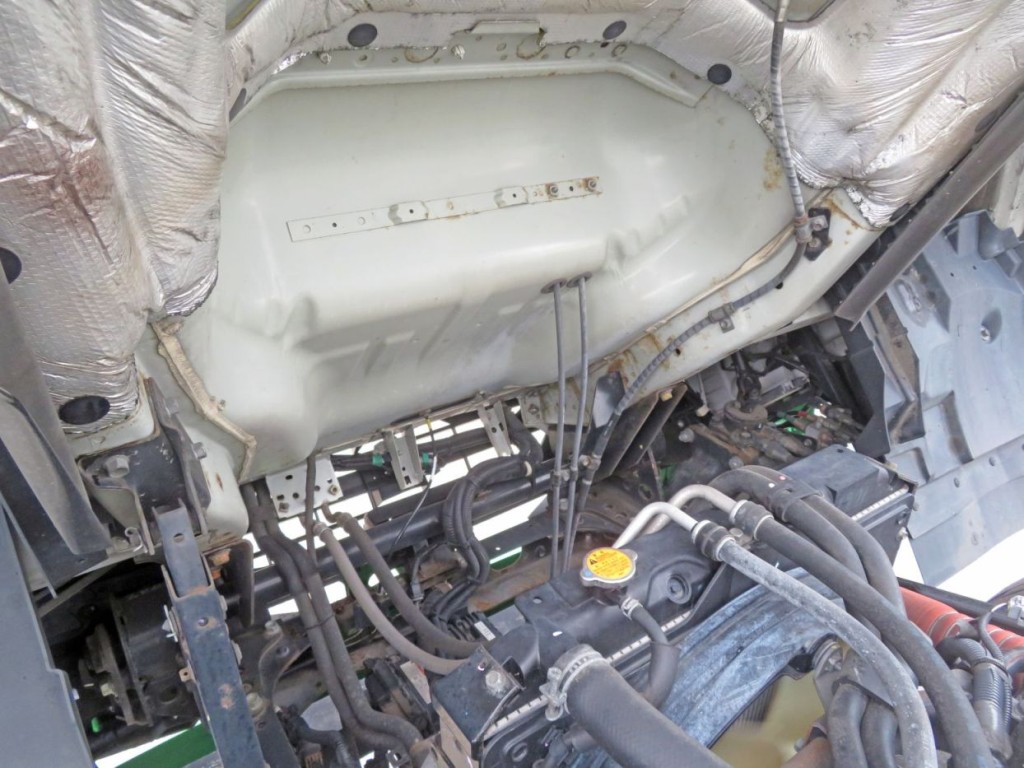 キャブ下に少しサビがあります。|いすゞ フォワード 2RG-FRR90S2(2WD)の写真38