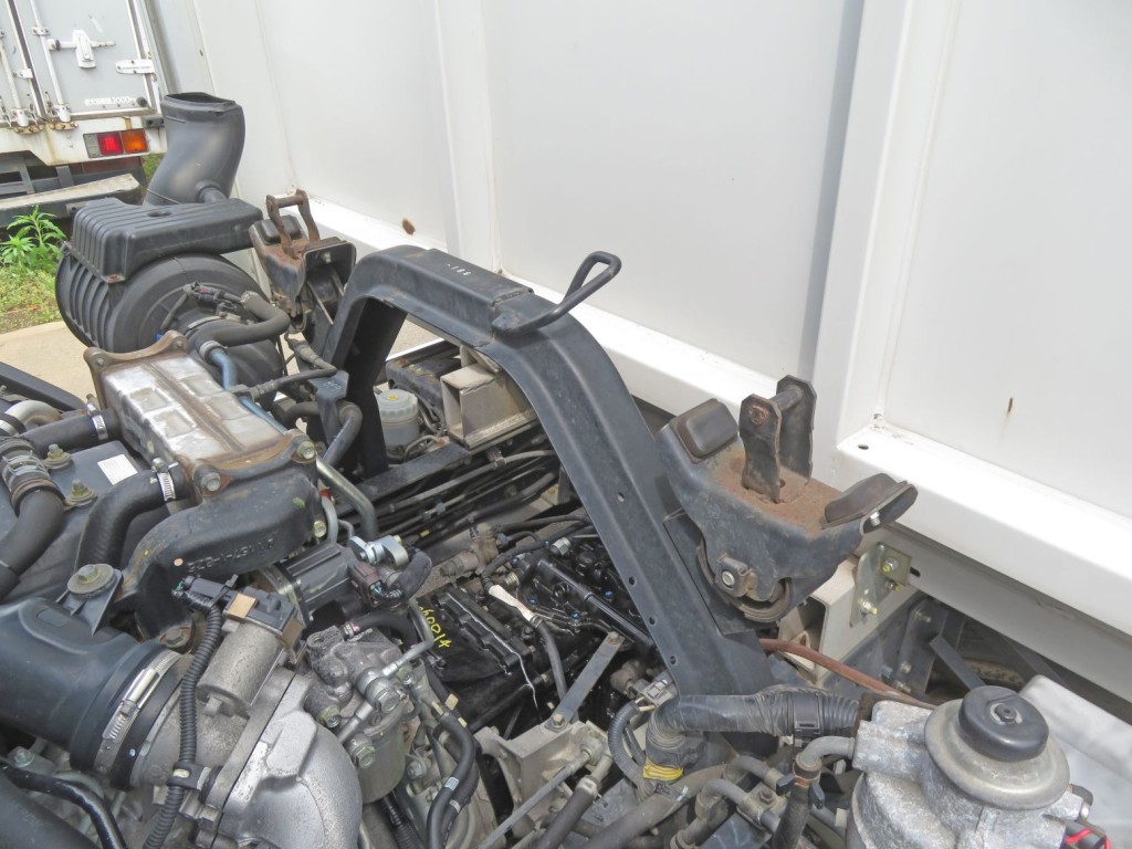 キャブマウントにサビがあります。|いすゞ フォワード 2RG-FRR90S2(2WD)の写真40