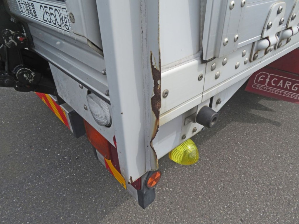 門口下部にサビ・曲がり・塗装の剥がれがあります。|いすゞ フォワード 2RG-FRR90S2(2WD)の写真45