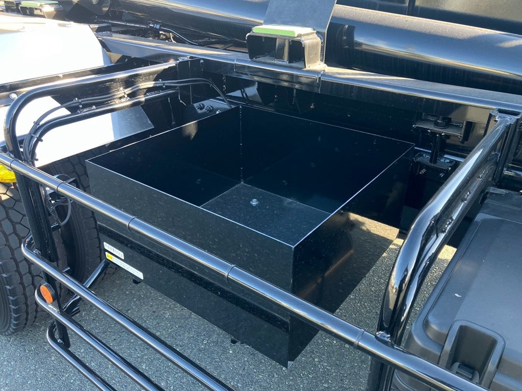 運転席側中央部に物入れが付いています。|三菱 2PG-FV80VYの写真12