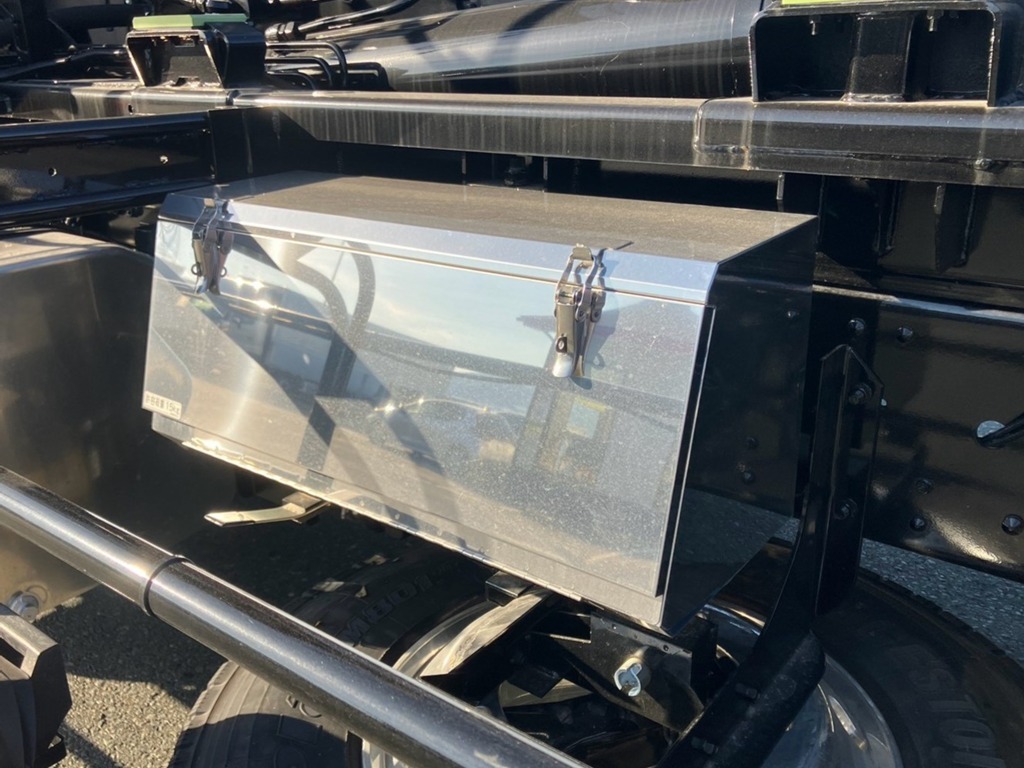 助手席側中央部にステンレス製の工具箱が付いています。|三菱 2PG-FV80VYの写真13