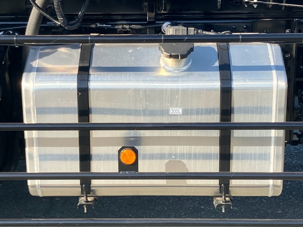 燃料タンクは300L アルミ製です。|三菱 2PG-FV80VYの写真19