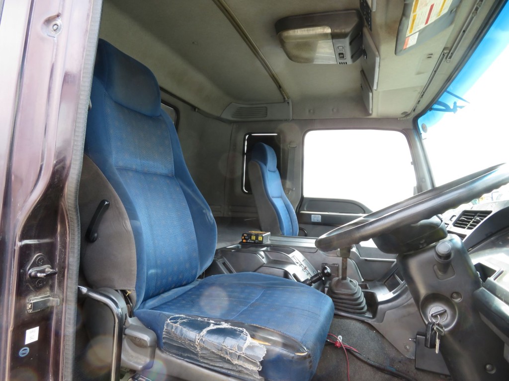 運転席座面にヘタリ・破れ、肘掛けが欠損しています。|いすゞ ギガ QKG-CXZ77ATの写真6
