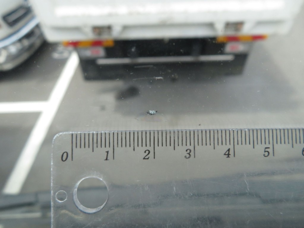 フロントガラス運転席側に飛び石跡があります。|いすゞ ギガ QKG-CXZ77ATの写真14
