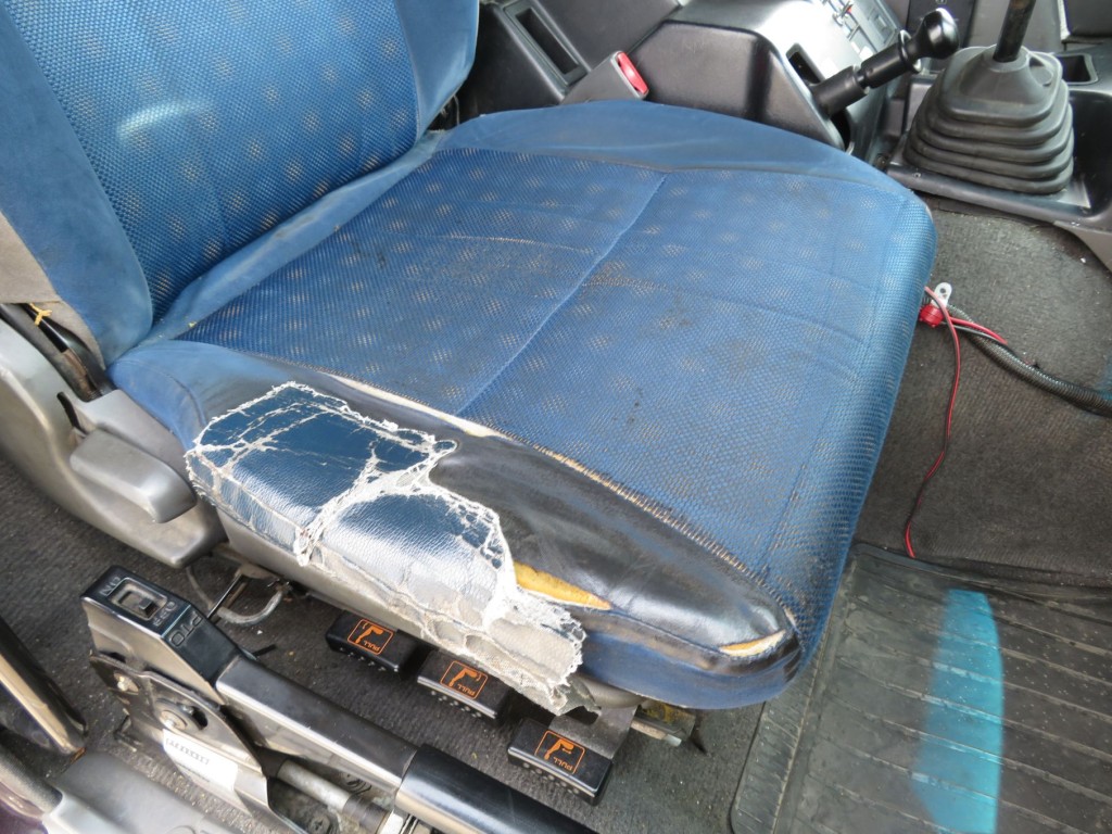 運転席座面の状態です。|いすゞ ギガ QKG-CXZ77ATの写真30