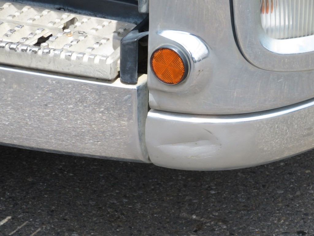 フロントバンパー運転席側下部にヘコミがあります。|いすゞ ギガ QKG-CXZ77ATの写真42