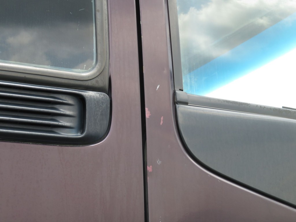 運転席ドア後端にキズ・タッチペン補修箇所があります。|いすゞ ギガ QKG-CXZ77ATの写真43