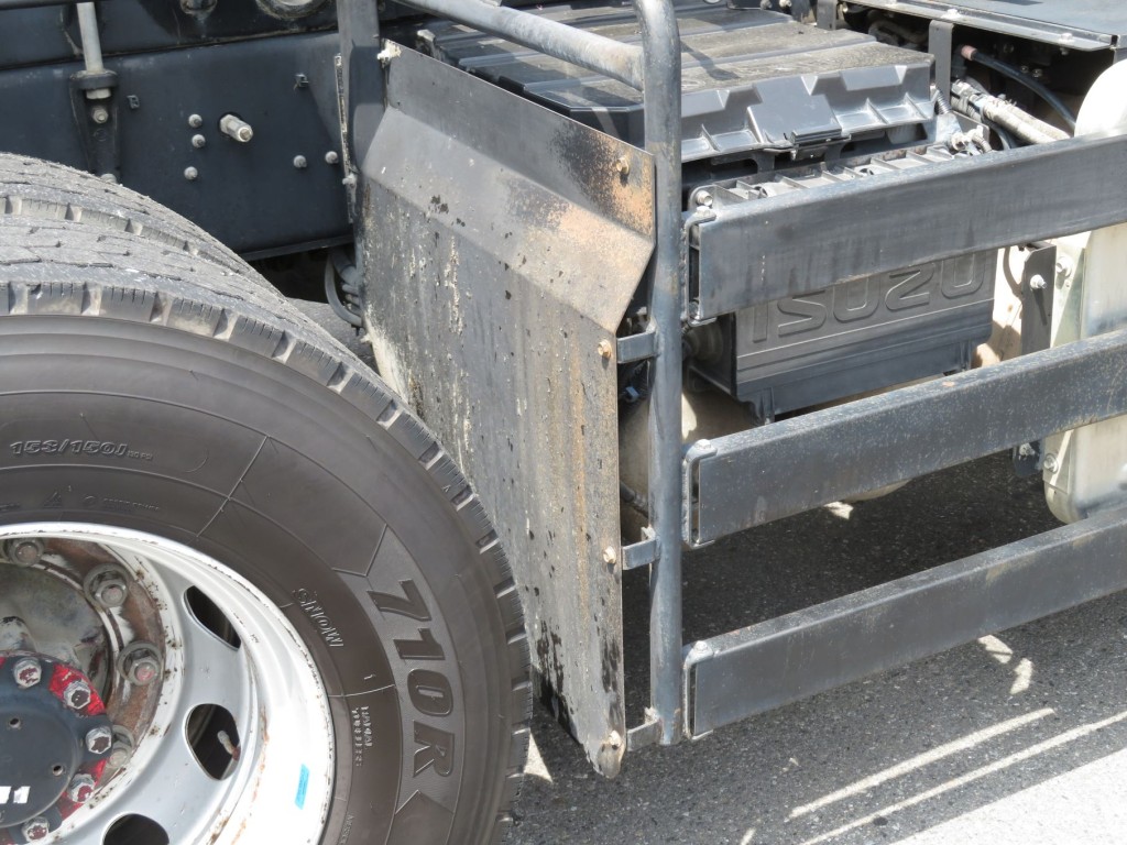 運転席側泥除けにサビがあります。|いすゞ ギガ QKG-CXZ77ATの写真48