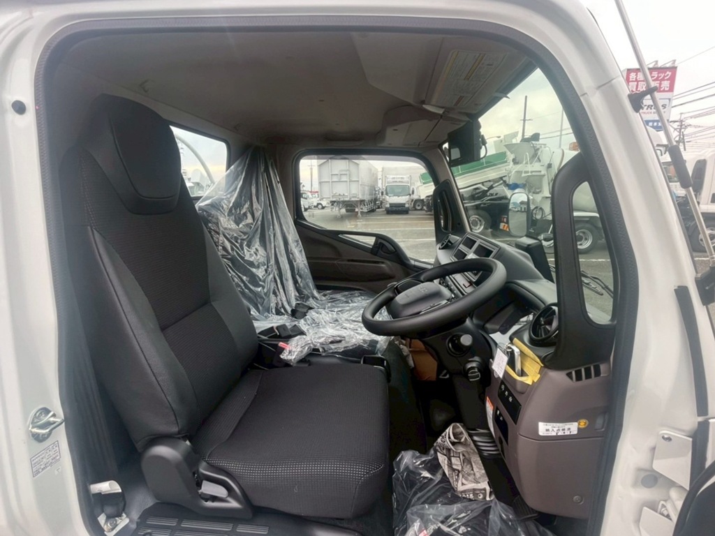 乗車定員は3名です。|三菱 キャンター 2RG-FEAV0(2WD)の写真6