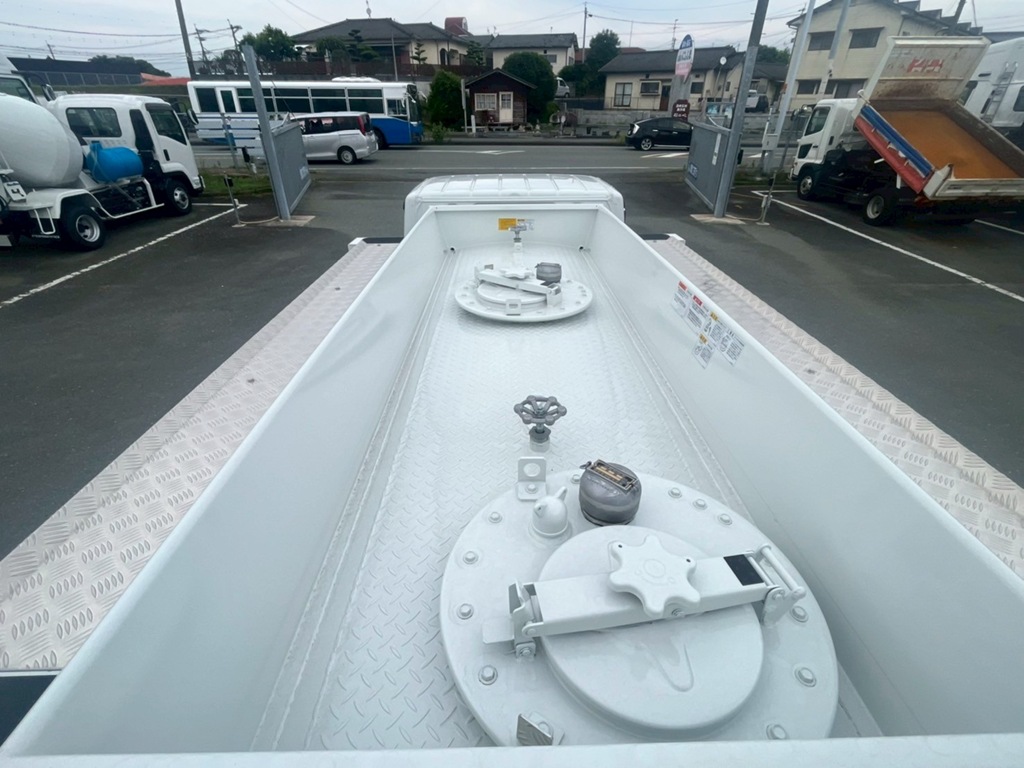 タンクは2室です。|三菱 キャンター 2RG-FEAV0(2WD)の写真7