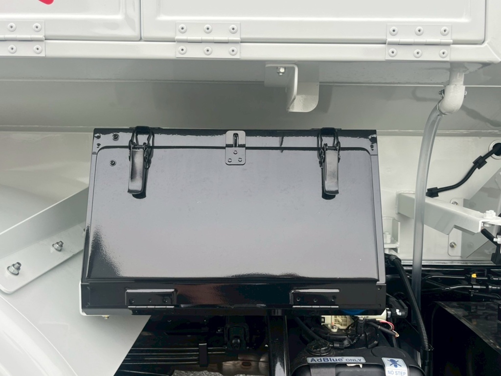 タンク運転席側中央に工具箱が付いています。|三菱 キャンター 2RG-FEAV0(2WD)の写真21