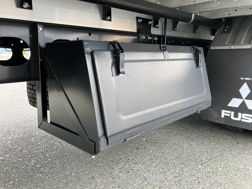 運転席側ボディー後方に工具入れが付いています。|三菱 ファイター 2KG-FK65F(2WD)の写真15