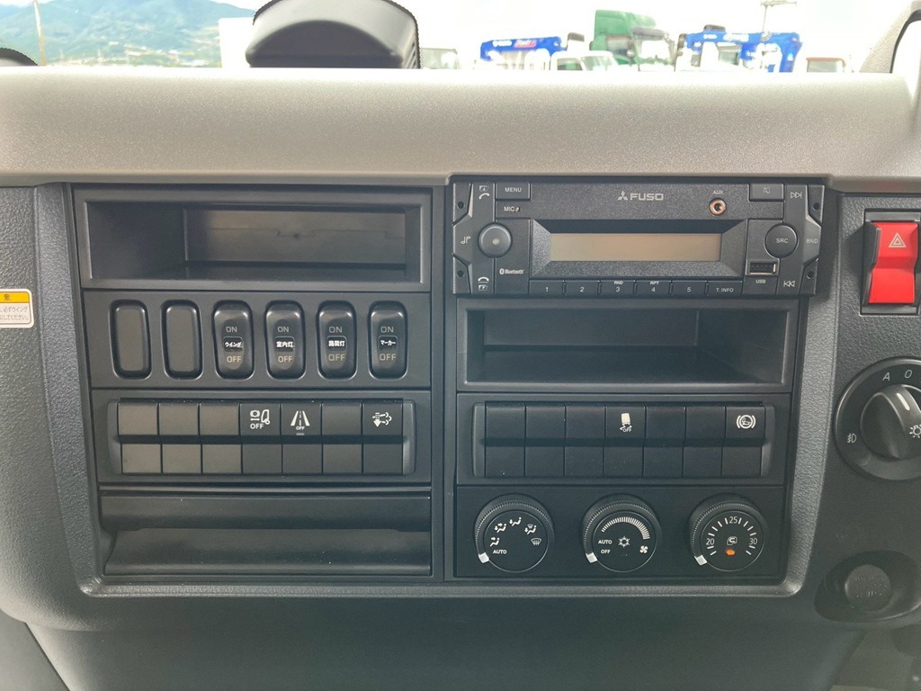 インパネ周りの状態です。|三菱 ファイター 2KG-FK65F(2WD)の写真20