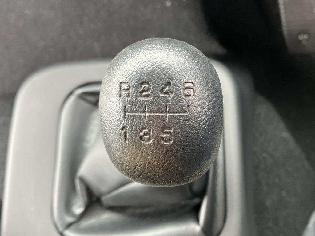MT6速です。|三菱 ファイター 2KG-FK65F(2WD)の写真21