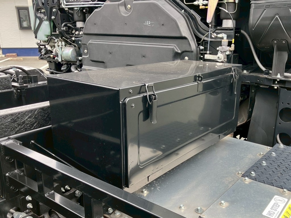 運転席側に工具箱が付いています。|いすゞ ギガ 2RG-CXZ77DTの写真12