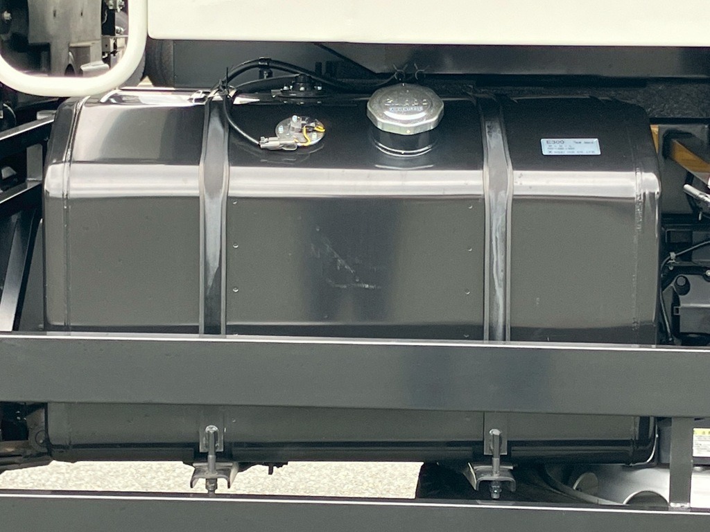 燃料タンクは300Lです。|いすゞ ギガ 2RG-CXZ77DTの写真17