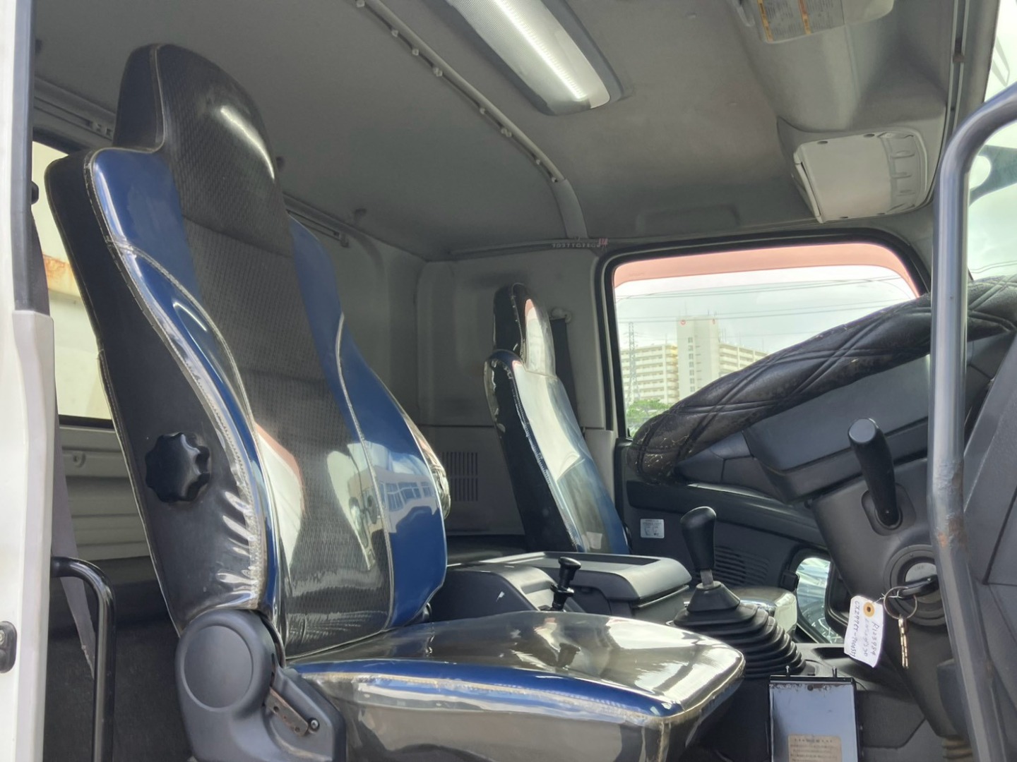 乗車定員は、2名です。|いすゞ ギガ 2PG-CXZ77CTの写真7