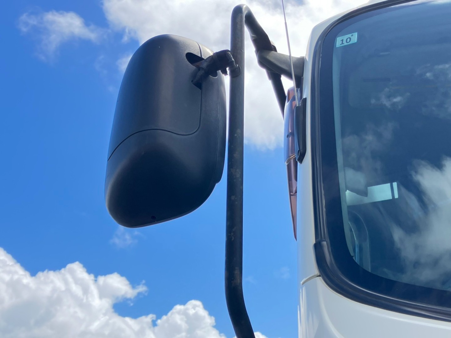 運転席側ミラーステーに、サビがあります。|いすゞ ギガ 2PG-CXZ77CTの写真19