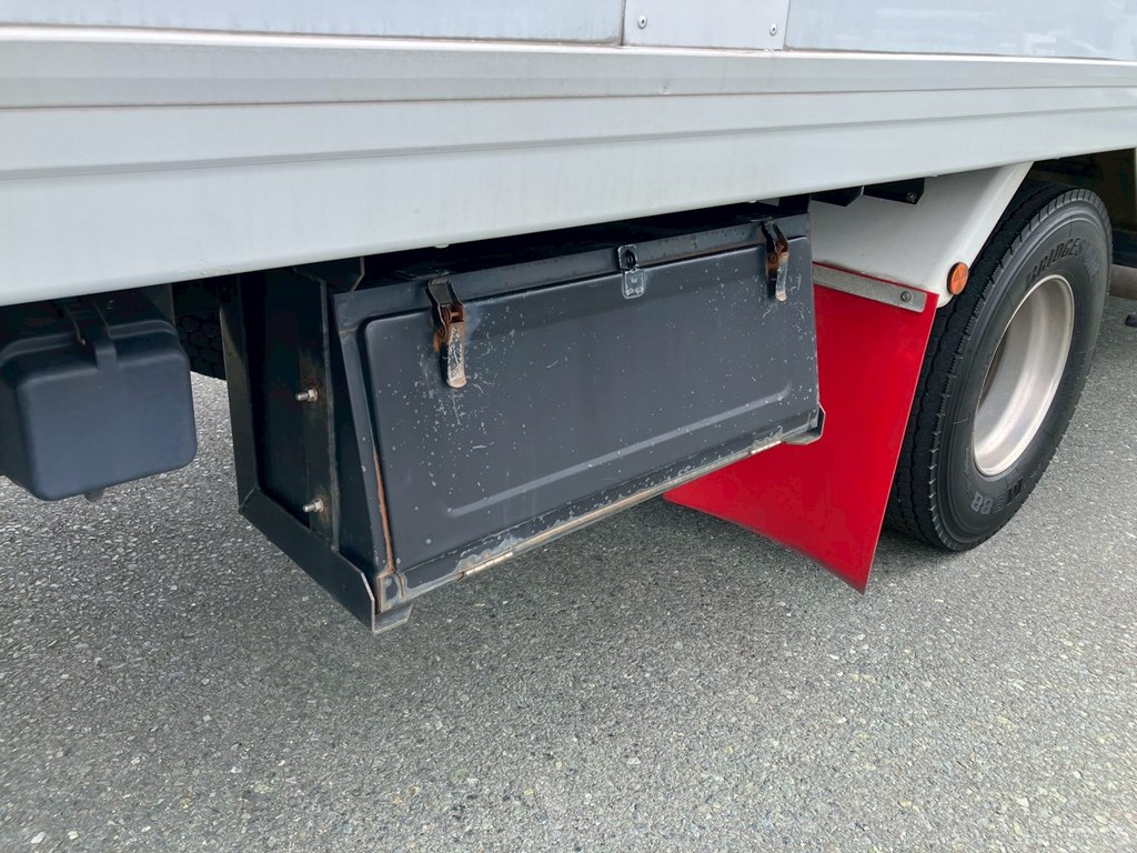 ボディー運転側後方に工具箱が付いています。|三菱 ファイター TKG-FK74F(2WD)の写真13