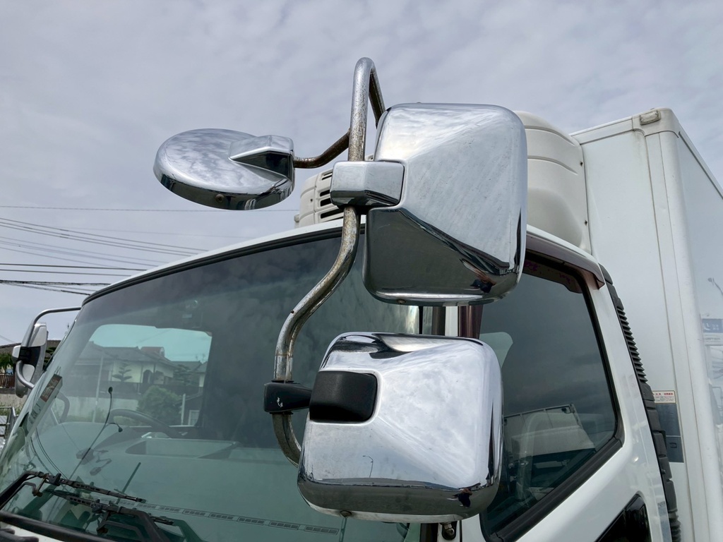 左ミラーステーに錆、メッキカバーに傷があります。|三菱 ファイター TKG-FK74F(2WD)の写真14