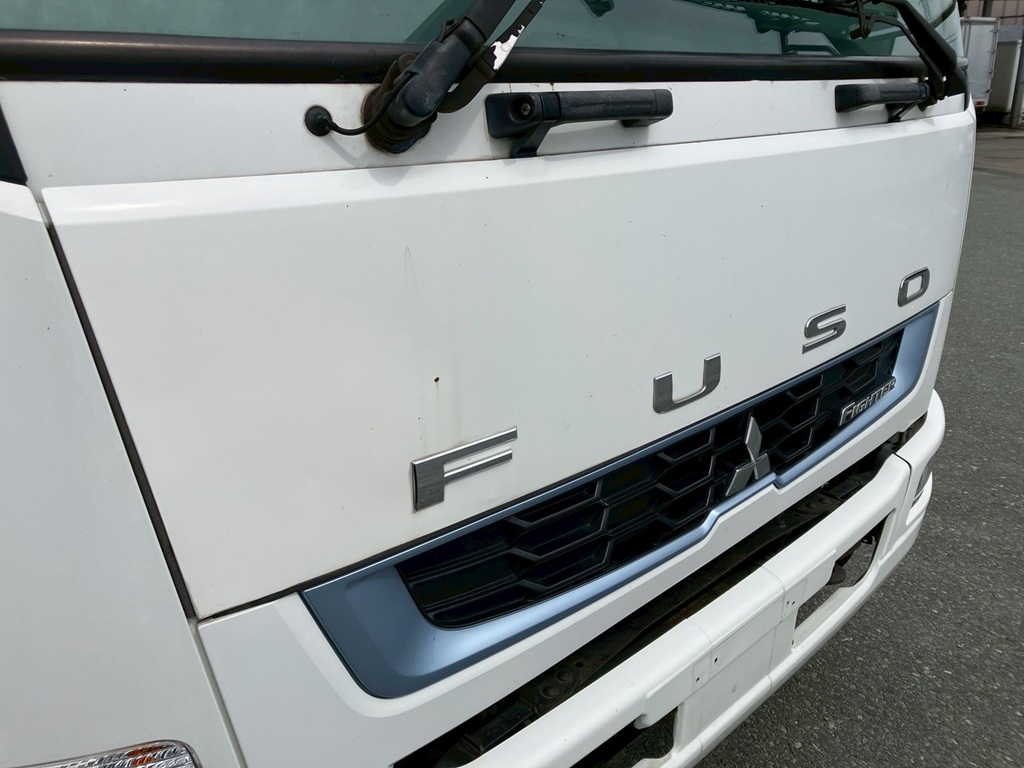 フロントパネルに飛び石があります。|三菱 ファイター TKG-FK74F(2WD)の写真16