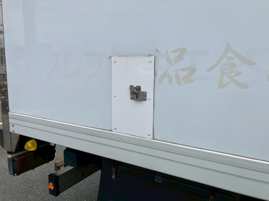 ボディー運転席側の扉ロック部分にパッチ当てがあります。|三菱 ファイター TKG-FK74F(2WD)の写真24