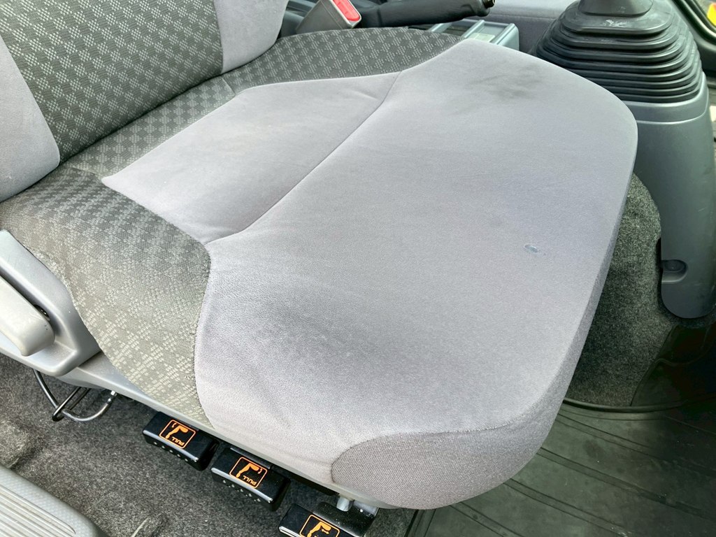 運転席座面に焦げ跡があります。|いすゞ フォワード 2PG-FRR90S2(2WD)の写真8