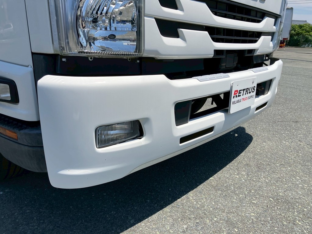 フロントバンパーに飛び石が複数あります。|いすゞ フォワード 2PG-FRR90S2(2WD)の写真16