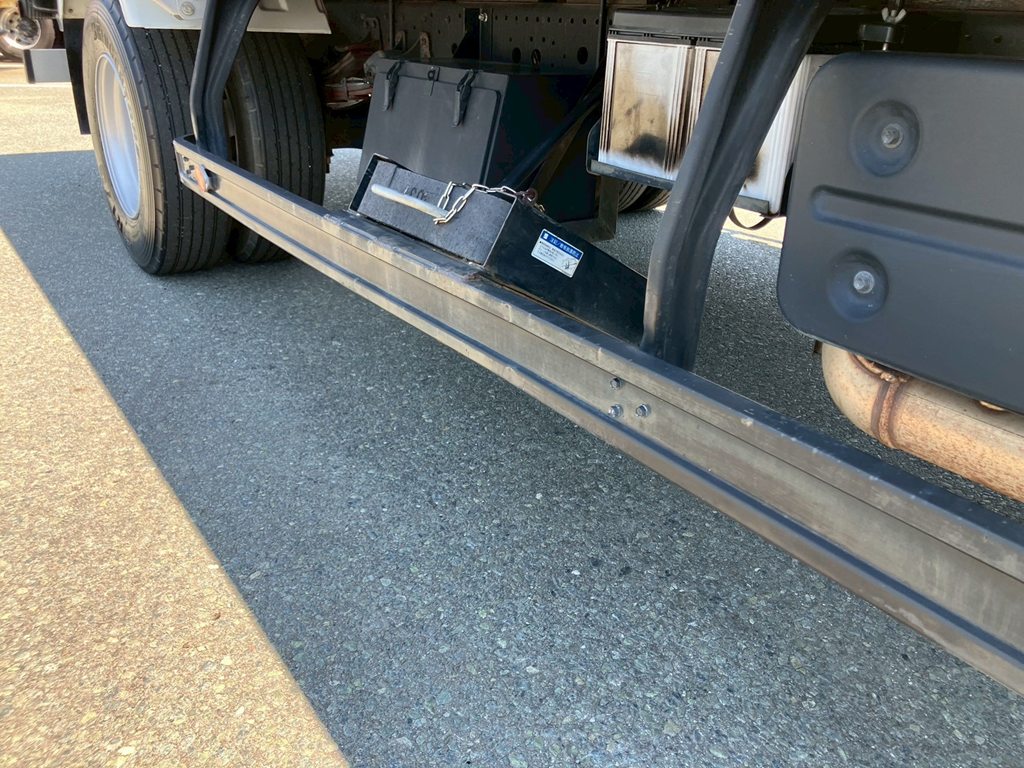 運転席側サイドバンパーに凹みがあります。|いすゞ フォワード 2PG-FRR90S2(2WD)の写真23
