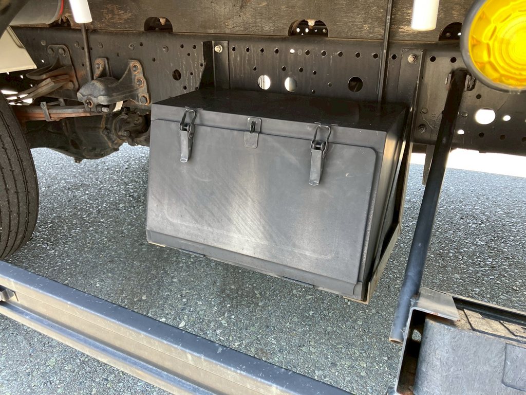 運転席側ボディー中央部に道具入れがあります。|いすゞ フォワード 2PG-FRR90S2(2WD)の写真24