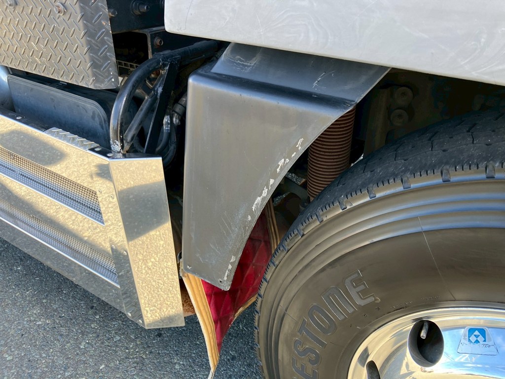運転席側フロントタイヤカバーにスリ傷、穴開け加工、粘着テープが残っています。|三菱 スーパーグレート QPG-FP64VDRの写真32