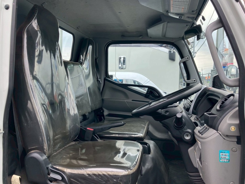 乗車定員は3名です。|三菱 キャンター 2PG-FEAV0(2WD)の写真7