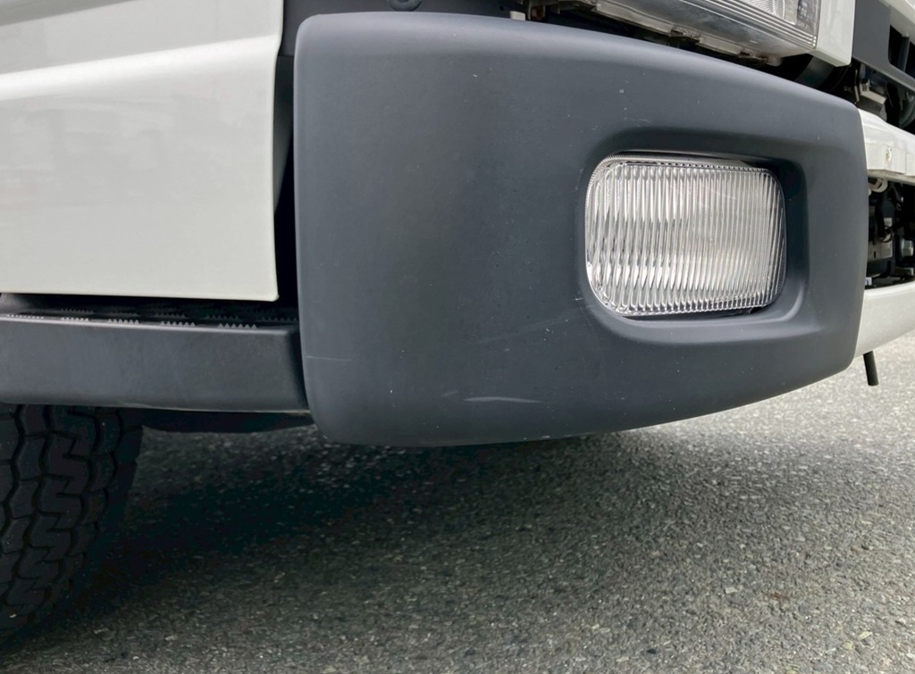 フロントバンパー運転席側コーナーに引き傷があります。|三菱 キャンター 2PG-FEAV0(2WD)の写真14