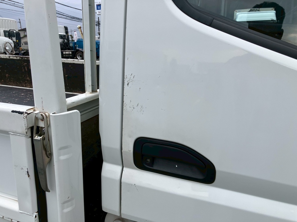 運転席ドア縁に傷があります。|三菱 キャンター 2PG-FEAV0(2WD)の写真15