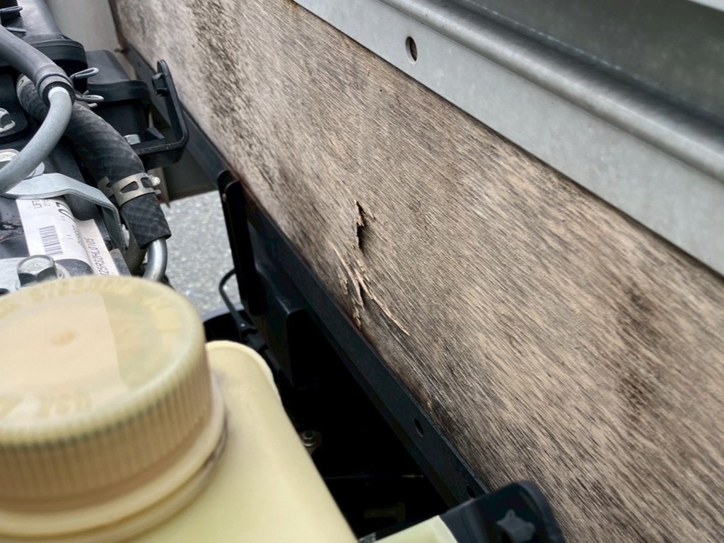 ボディー前方に割れがあります。|三菱 キャンター 2PG-FEAV0(2WD)の写真18