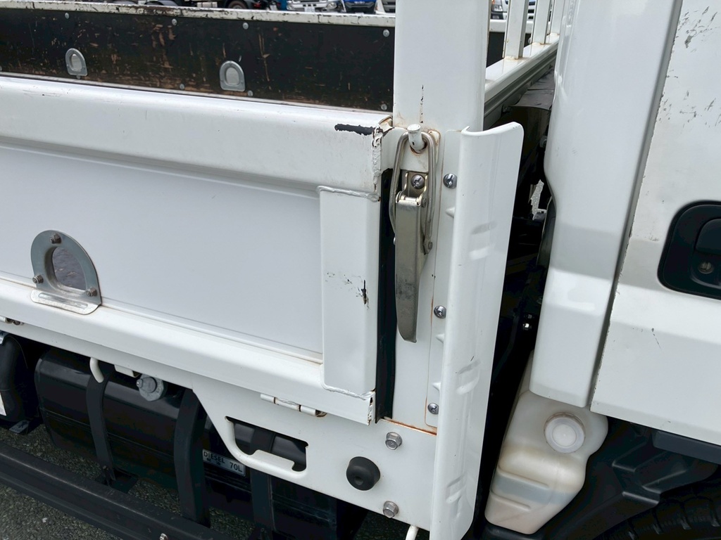 運転席側アオリ前方にスリ傷があります。|三菱 キャンター 2PG-FEAV0(2WD)の写真19