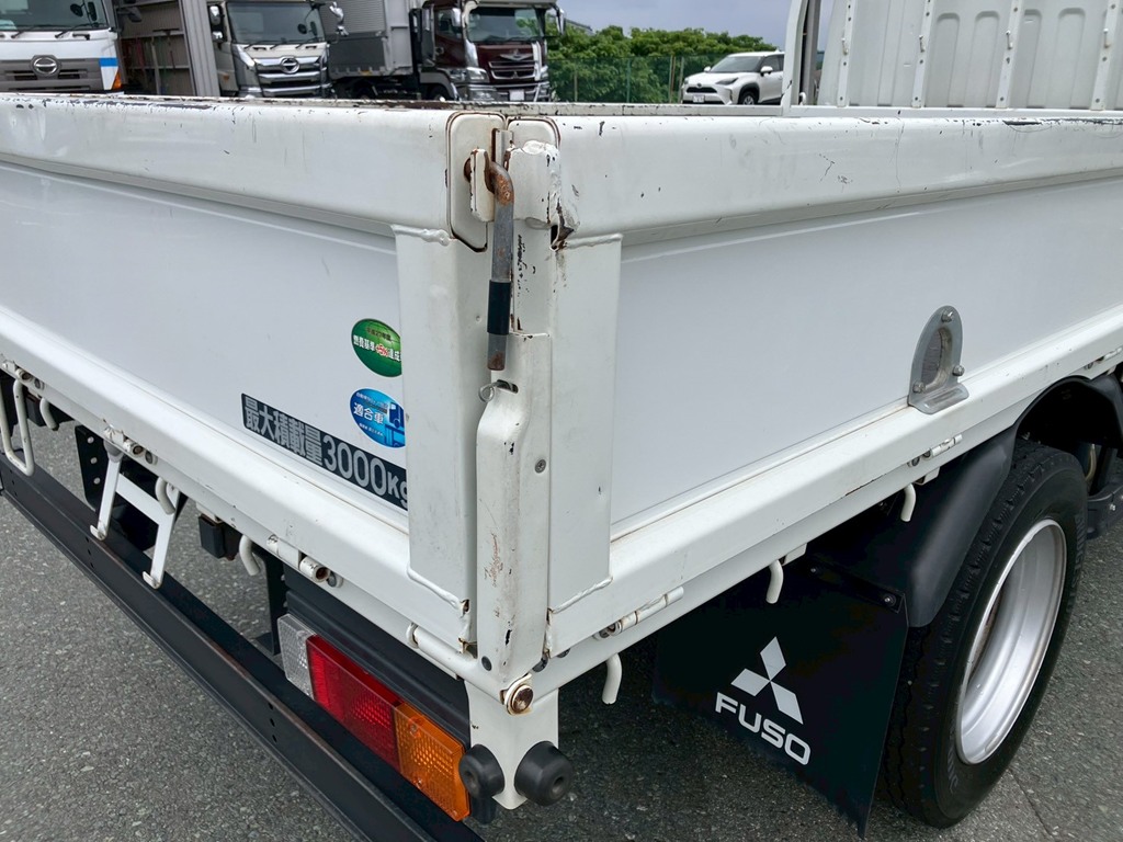 運転席側アオリリアロックにスリ傷があります。|三菱 キャンター 2PG-FEAV0(2WD)の写真23