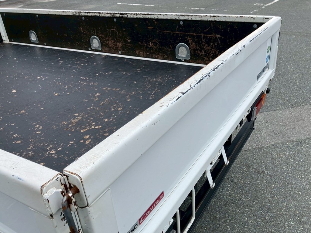 リアアオリ上縁にスリ傷、凹みがあります。|三菱 キャンター 2PG-FEAV0(2WD)の写真29