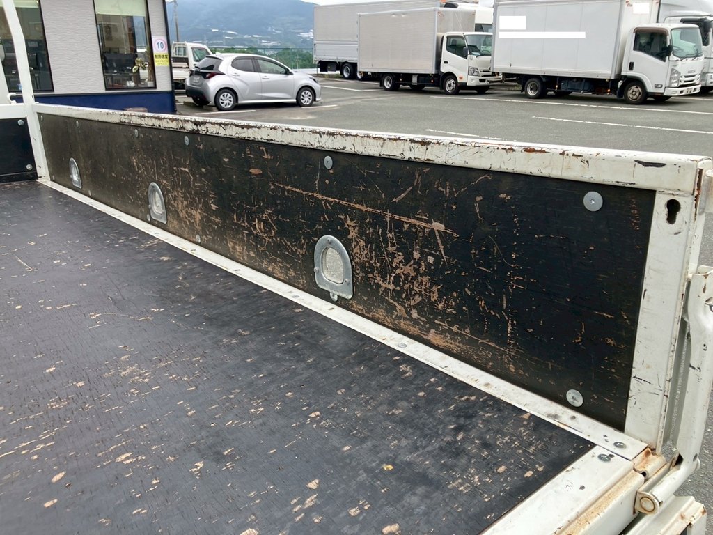 アオリ内張りに使用傷があります。|三菱 キャンター 2PG-FEAV0(2WD)の写真30