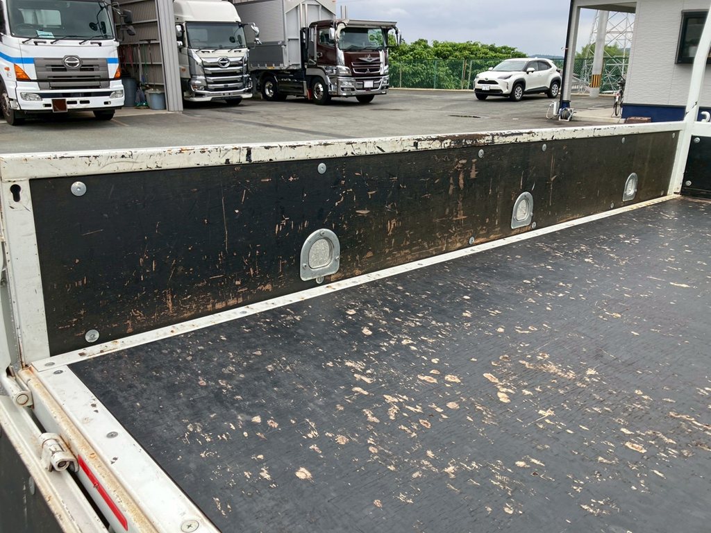 アオリ内張りに使用傷があります。|三菱 キャンター 2PG-FEAV0(2WD)の写真31