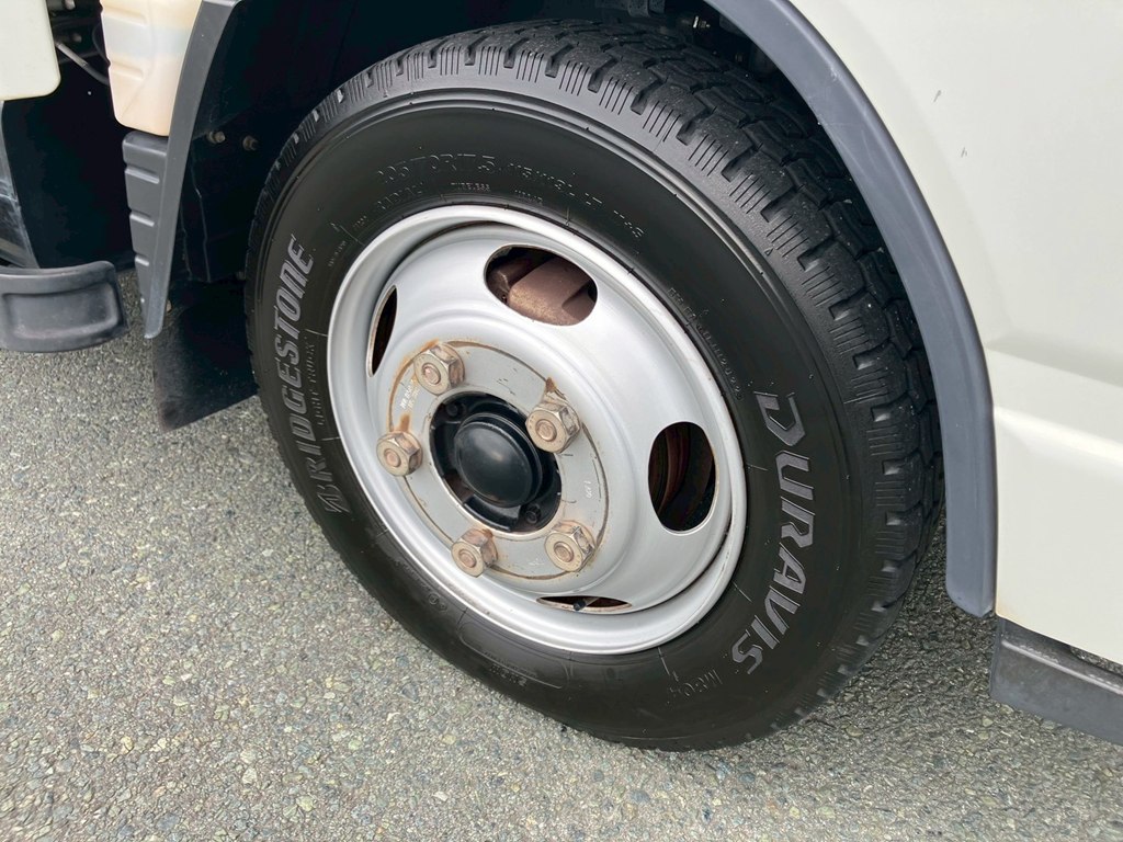 右フロントホイールに傷があります。|三菱 キャンター 2PG-FEAV0(2WD)の写真34
