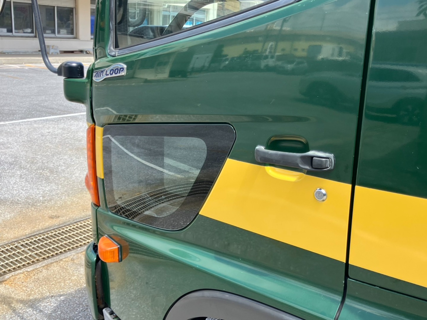 助手席側ドアパネルに、傷があります。|日野 レンジャー TKG-GC9JKAAの写真27