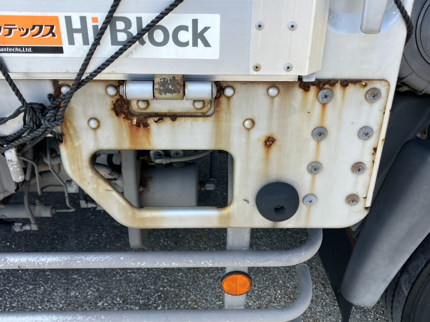 運転席側前方のステップ部に、サビがあります。|日野 レンジャー TKG-GC9JKAAの写真37