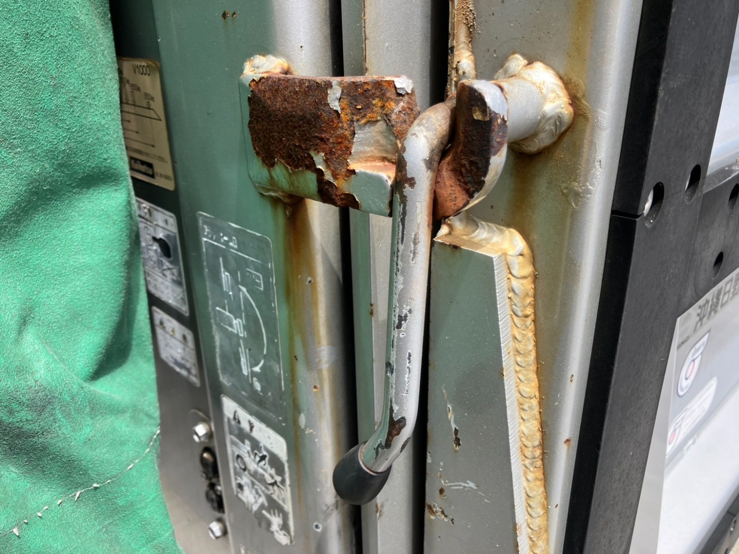 助手席側ゲートハンドルロック部に、サビがあります。|日野 レンジャー TKG-GC9JKAAの写真41