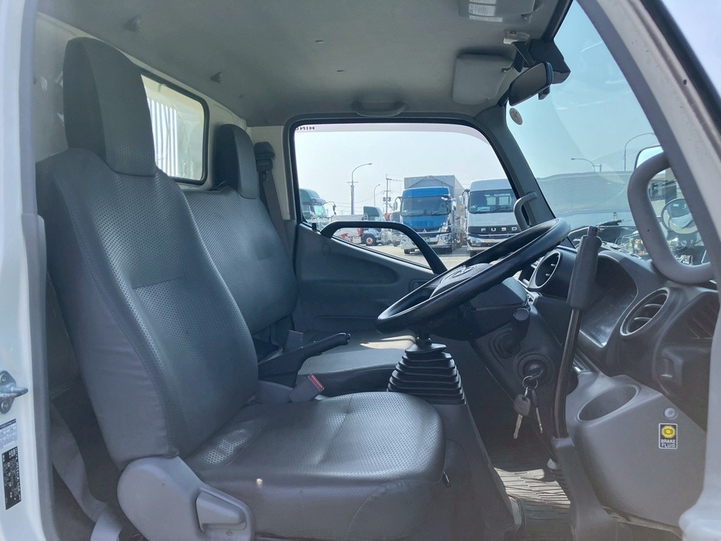 乗車定員は3名です。|日野 デュトロ 2RG-XZU630T(2WD)の写真7