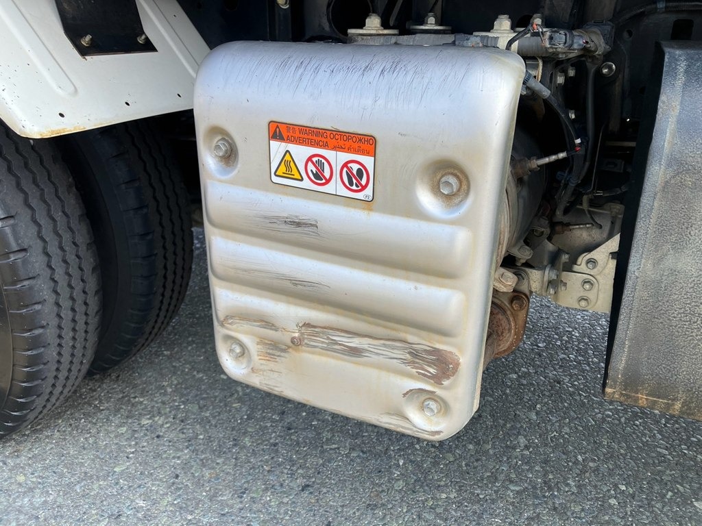 マフラーカバーに引き傷があります。|日野 デュトロ 2RG-XZU630T(2WD)の写真24