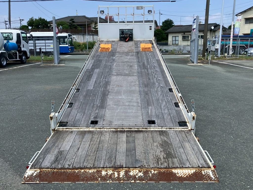 床は板張りです。|いすゞ フォワード TKG-FRR90S1(2WD)の写真8