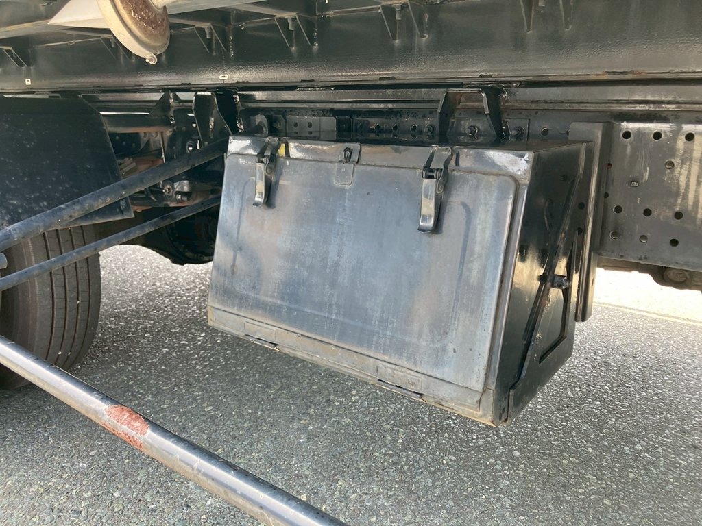 運転席側ボディー中央に工具売れが付いています。|いすゞ フォワード TKG-FRR90S1(2WD)の写真18
